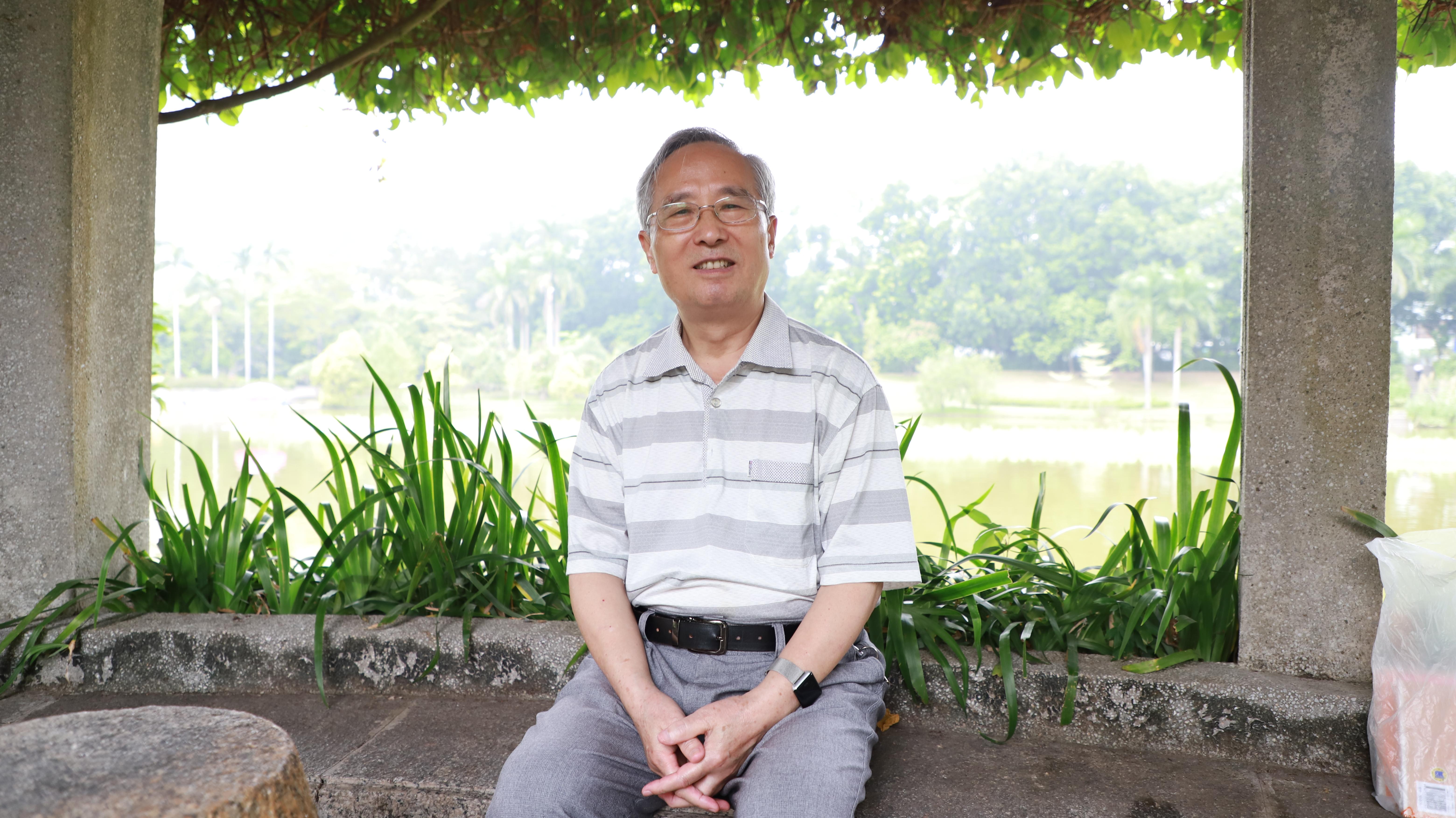 埋首書(shū)齋心不改 揚(yáng)帆譯海道更寬——訪深圳大學(xué)英語(yǔ)及傳播學(xué)教授、資深翻譯家何道寬（深圳大學(xué)報(bào)）